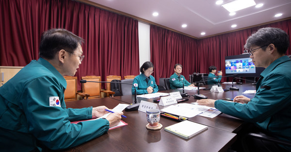 이병화 환경부차관이 15일 서울 서초구 한강홍수통제소에서 초미세먼지 고농도 시기(12월~3월)를 앞두고 기관별 대응 역량과 협조체계를 사전 점검하기 위해 11개 부처 및 17개 시‧도와 함께 초미세먼지 재난대응 모의훈련을 영상으로 주재하고 있다. /사진=환경부