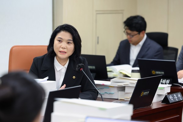박춘선 서울시의회 환경수자원위원회 부위원장은 11월13일 열린 미래한강본부 행정사무감사에서 한강공원 자전거도로의 안전관리 문제를 지적하고 실질적인 개선책 마련을 촉구했다. /사진제공=서울시의회 