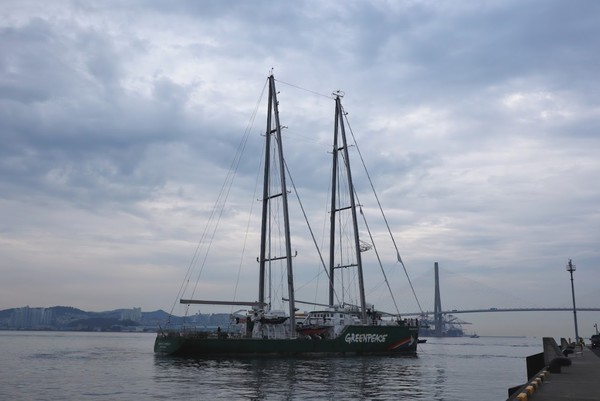 그린피스 인터내셔널의 레인보우워리어호가 부산에 입항했다. 이번 항해는 국제 플라스틱 협약 INC5를 앞두고 각국 정부에 생산감축을 포함하는 강력한 국제 플라스틱 협약에 지지를 촉구하는 '제로 플라스틱 항해’의 일환으로 진행됐다. /사진=그린피스