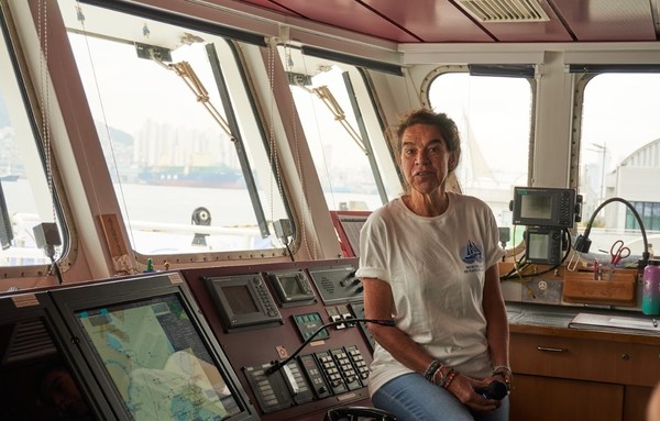 그린피스 인터내셔널의 레인보우워리어호가 부산 입항 당일 미디어들을 대상으로 선박 내부 투어를 진행했다. 이번 항해는 ‘제로 플라스틱 항해'의 일환으로 진행됐다. 헤티 기넨 레인보우워리어호 선장이 배에 대해 설명하고 있다. /사진=그린피스