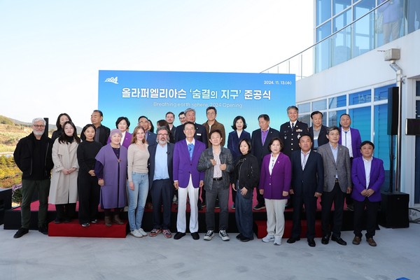 신안군 도초 수국정원, 준공식 단체 사진 /사진제공=신안군
