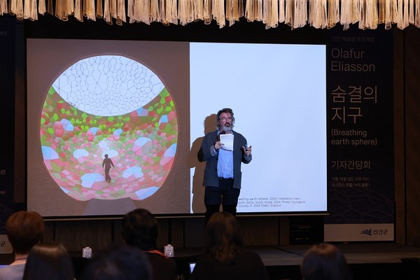 서울 포시즌스호텔, 작품 설명 중인 올라퍼 엘리아슨 작가 /사진제공=신안군