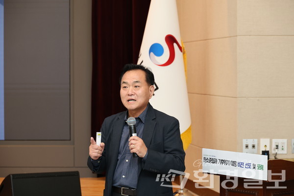 배희동 ㈜엠엘비 컴퍼니 고문은 해남군의 농어업 및 김 생산 과정에서 발생하는 탄소 배출 문제를 해결하기 위해 초기 오염 부하 관리 기술 도입의 필요성을 강조하며, 이를 통해 온실가스와 악취 문제를 줄일 수 있다고 밝혔다. /사진=박준영 기자