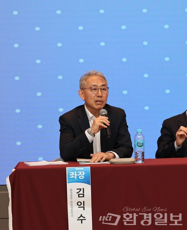 김익수 환경일보 편집대표이사는 토론회를 마무리하며 해남군의 탄소중립 비전과 협업의 중요성을 강조하고, 해남이 전국에 선한 영향력을 확산시킬 출발점이 되기를 기대한다고 말했다. /사진=박준영 기자