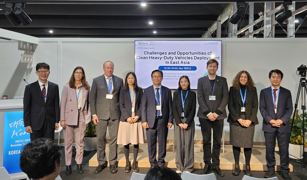 15일(현지시간) ‘동아시아 수송분야 온실가스 감축을 위한 토론회’ 참석자들이 기념촬영을 하고 있다. (왼쪽에서 5번째 윤용희 기후대기이사) /사진제공=한국환경공단