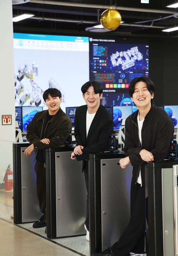 ‘2024 캠퍼스 특허 유니버시아드대회’에서 국무총리상을 수상한 한국기술교육대 에너지신      소재화학공학부 3학년 곽은철·김태윤·김태윤 학생(왼쪽부터). /사진=고용노동부