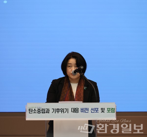 이미화 환경일보 발행인은 기후위기 극복과 탄소중립 실현을 위한 지역 중심 전략과 기술의 중요성을 강조하며, 이번 세미나가 정보와 기술 교류의 계기가 되길 기대한다고 밝혔다. /사진=박준영 기자