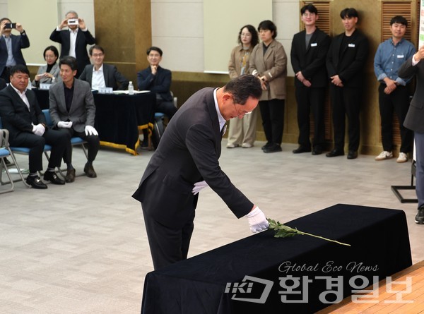 명현관 군수가 '온실가스 장례식' 퍼포먼스에서 헌화 하고 있다. /사진=박준영 기자