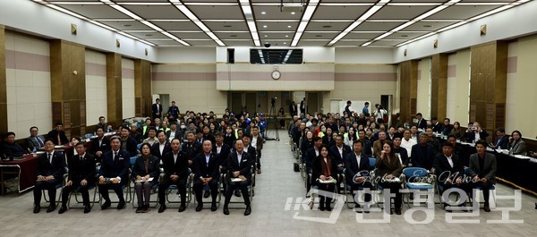 ‘탄소중립과 기후위기 대응 비전 선포 및 포럼’ 행사 참석자들이 기념촬영을 하고 있다. /사진=박준영 기자