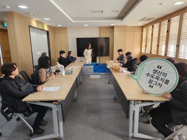 소비자기후행동은 환경부에 플라스틱 오염 종식을 위한 시민 의견서를 전달하고 간담회를 가졌다. /사진제공=소비자기후행동