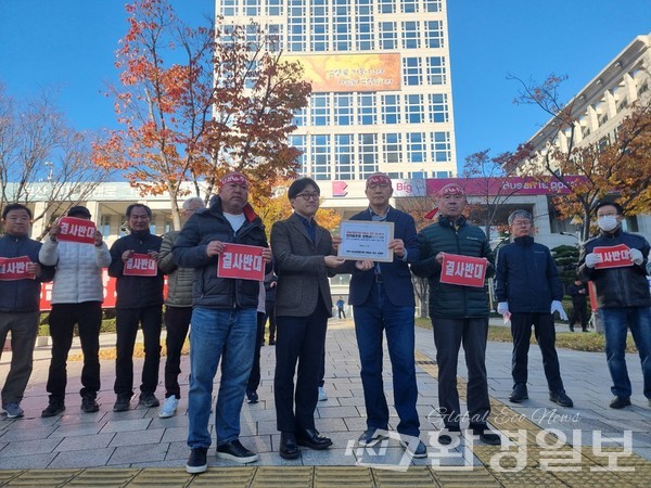 김성구 자문위원(앞줄 왼쪽에서 첫 번째)은 "박형준 부산시장이 공식적인 자리에서 분명히 약속한 바인데, 이를 어긴 것에 분노감을 느낀다"고 전했다. /사진제공=장안읍대책위원회