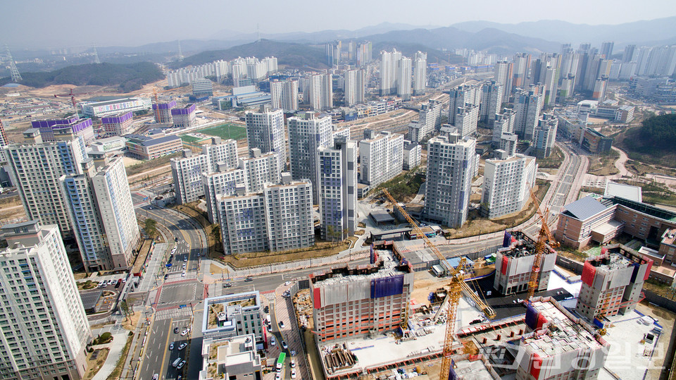 건물을 짓는 과정에서 자재의 생산을 통해 탄소가 배출되고, 해체하는 과정에서 자재가 부서지면서도 탄소가 배출되기 때문에 건설자재의 내재 탄소(embodied carbon)를 감축하는 것이 상당히 중요하다. /사진=환경일보DB