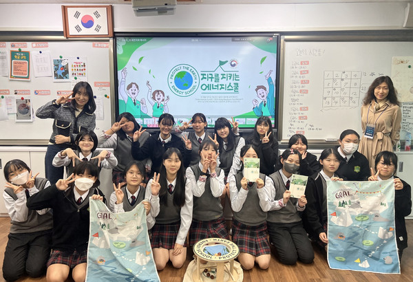 에코나우와 콘센트릭스는 9월, 10월 두 달간 충남 지역 중학생 650명을 대상으로 찾아가는 환경교육 ‘지구를 지키는 에너지스쿨’을 진행했다. 10월 31일 논산시 연무여자중학교 수업현장 / ⓒ에코나우