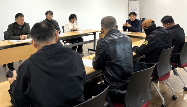 이홍근 의원, 건사협 관계자 의견 청취 /사진제공 = 경기도의회