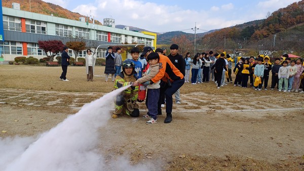 합동소방훈련에 참가해 소화기 사용 체험 중인 학생들 /사진제공=청도군교육지원청 