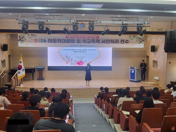 아동학대예방 및 학교폭력예방 연수 인사말 하고 있는 김영희 학생생활과장 /사진제공=경북교육청