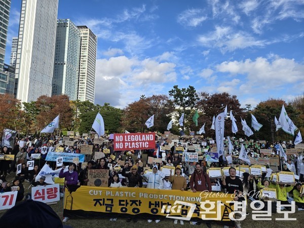11월 23일 전국에서 '1123 부산플라스틱행진'에 참가하러 모인 국내외 15개 시민단체 /사진=장가을 기자 