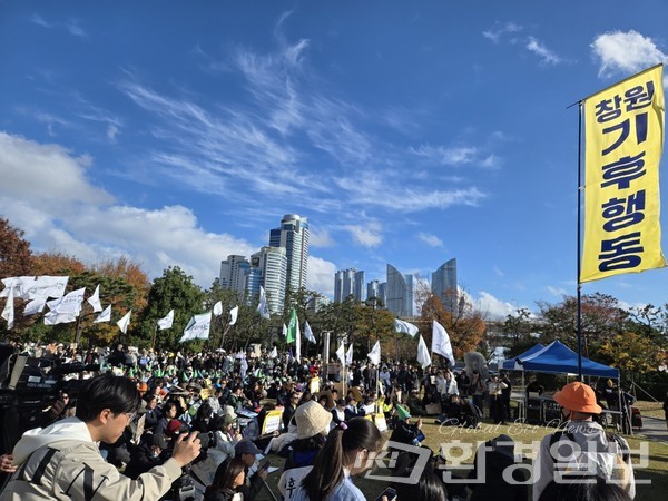 해운대 올림픽공원을 빼곡히 메운 1000여 명의 참가자들과 취재진은 연사들의 발언을 들으며 사전행사를 함께했다. /사진=장가을 기자 