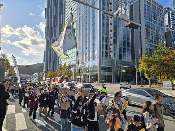 사전행사 이후 소속 깃발과 피켓을 들고 시민행진에 나선 참가자들 /사진=장가을 기자  
