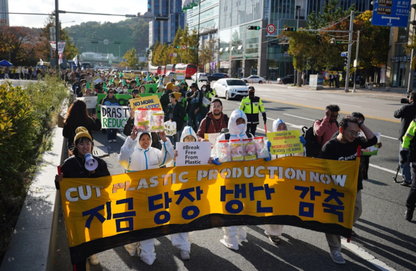 전 세계 시민 1,000여 명과 16개 환경단체로 구성된 ‘플뿌리연대’가 벡스코를 중심으로 ‘강력한 국제 플라스틱 협약을 위한 1123 시민행진’을 하고 있다. /사진=플뿌리연대