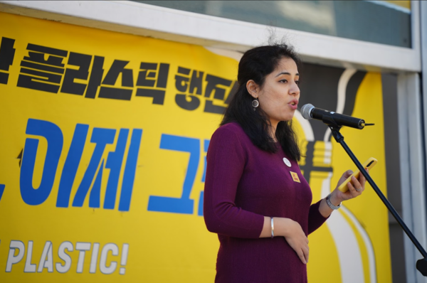 23일 부산 올림픽공원에서 16개 환경단체가 모인 '플라스틱 문제를 뿌리뽑는 연대'와 시민이 강력한 플라스틱 협약 지지를 촉구하며 대규모 행진에 나선 가운데, 행진 전 진행된 사전 발언에서 아르피타 바갓 세계소각대안연맹(GAIA) 아태 사무국 플라스틱 정책사무관이 사전 발언을 하고 있다. /사진=플뿌리연대