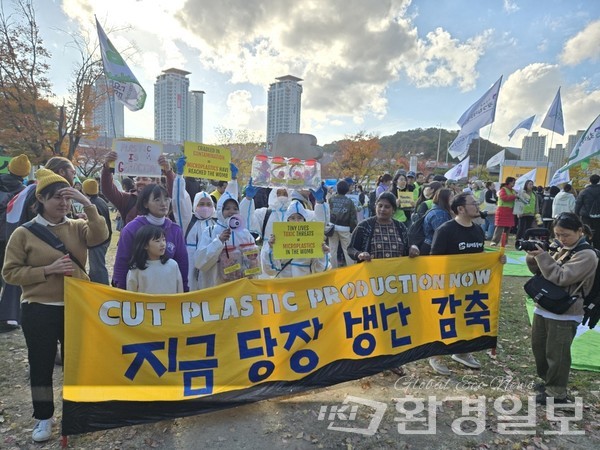 전 세계, 전국 각지에서 모여든 국적도 나이도 다양한 이들이 '플라스틱 생산 감축'을 기치로 모였다. /사진=장가을 기자 