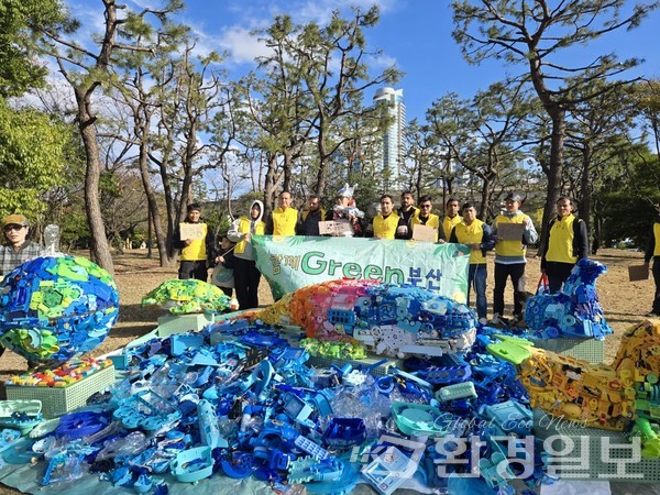 올림픽공원 일대에서 열린 ‘1123 부산플라스틱행진’ 행사장에 플라스틱 조형물이 설치돼 눈길을 끌었다. /사진=장가을 기자 