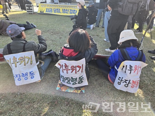 행사 참가자들은 직접 만든 피켓을 손에 들거나 등에 두르는 등 다양한 방식으로 요구사항을 알리며 행사에 참여했다. /사진=장가을 기자 