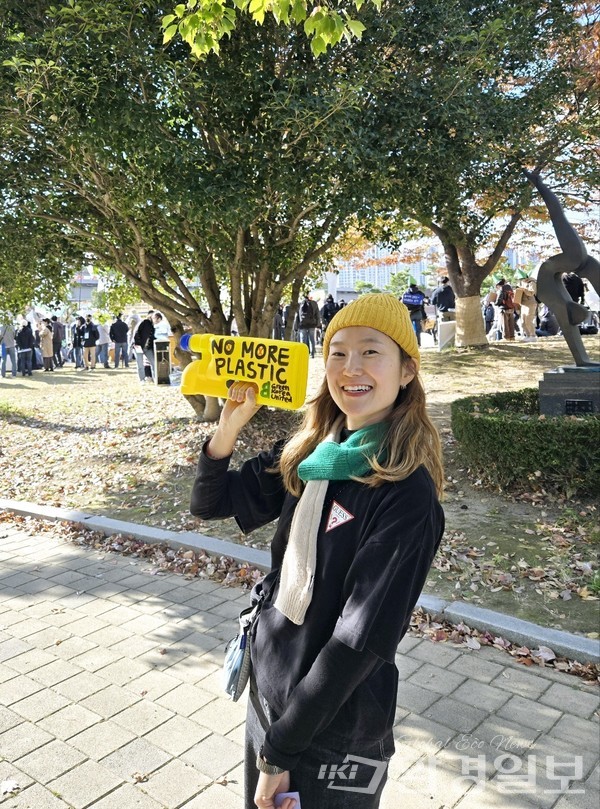 사전행사뿐 아니라 평화 행진 때도 에너지 넘치는 특유의 발랄함으로 선두에서 참가자들을 이끈 유새미 녹색연합 활동가 /사진=장가을 기자 