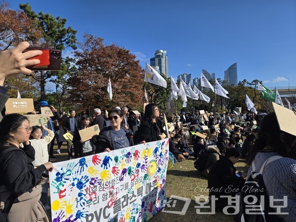 전국 각지에서 1123 부산플라스틱행진에 참여하고자 모인 참가자들 /사진=장가을 기자 