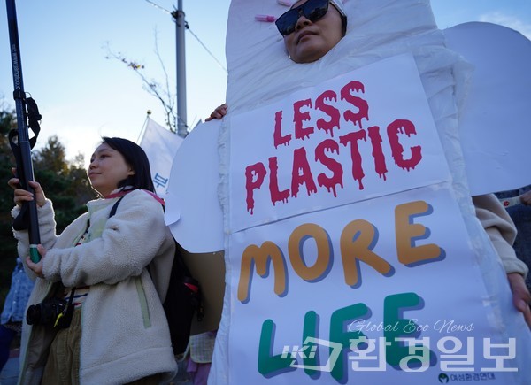 플라스틱의 위험성을 알리는 개개인의 기발한 퍼포먼스도 이날 행사의 볼거리였다. /사진제공=플뿌리연대