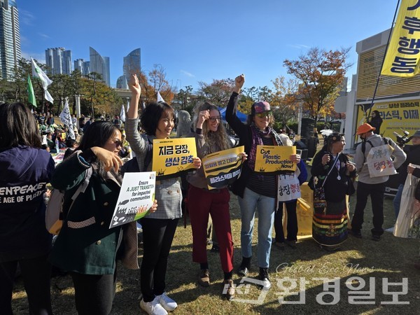 다양한 국적의 외국인들이 행사에 참여해 '플라스틱 생산 감축'에 한 목소리를 냈다. /사진=장가을 기자 