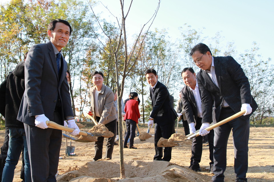 최영두 부안부군수, 이상재 농업생물부장, 김용래 한국양봉농협종합장, 청년농업인 등이 꿀샘나무를 식재하고 있다. /사진제공=농촌진흥청