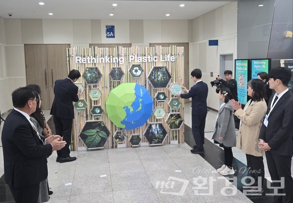 발족식 직후 박형준 부산시장과 김완섭 환경부 장관은 플라스틱 사용을 다시 생각하자는 의미의 퍼포먼스에 참여했다. /사진=장가을 기자 