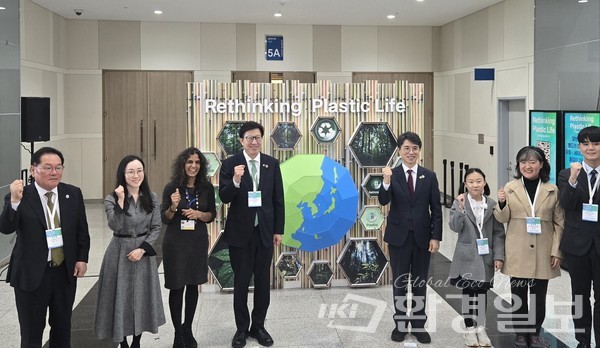 퍼포먼스에 참여한 이들은 "파이팅"을 외치며 단체 촬영을 진행했다. /사진=장가을 기자 