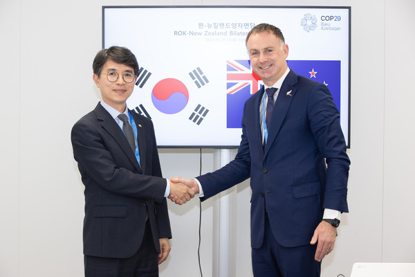김완섭 환경부장관이 20일(현지시간) 아제르바이잔 바쿠 유엔기후변화협약당사국총회(COP29) 한국사무소에서 사이먼 왓츠 뉴질랜드 기후변화부장관과 만나 기후분야 협력 방안을 논의하고 있다. /사진=환경부