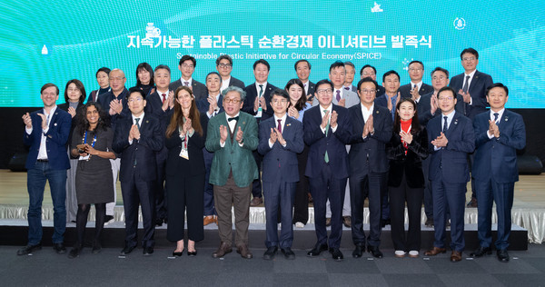 김완섭 환경부장관이 25일 부산 벡스코에서 열린 ‘지속가능한 플라스틱 순환경제 이니셔티브’ 발족식에 참석해 김상협 글로벌녹색성장연구소 사무총장, 박형준 부산광역시장 및 참여기업 관계자들과 함께 기념촬영을 하고 있다. /사진=환경부