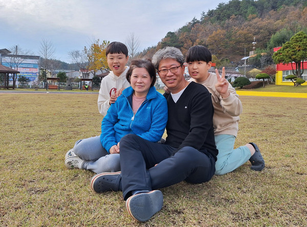표사무장 부부-농촌유학생 /사진제공=강진군