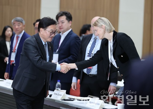 인천 송도 컨벤시아에서 열린 아태 풍력에너지 서밋 개막식에 참석한 우원식 국회의장(왼쪽)이 주요 관계자들과 인사를 나누고 있다. /사진=대한민국 국회