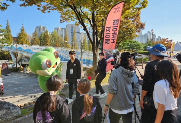 2024 청소년동아리 대축제에서 레이저 서바이벌 게임 참여 /사진제공=수원시