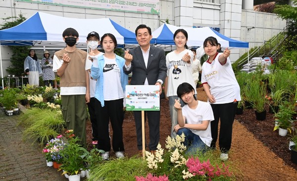 이재준 수원시장이 광교청소년청년센터 청소년운영위원회와 기념촬영 /사진제공=수원시