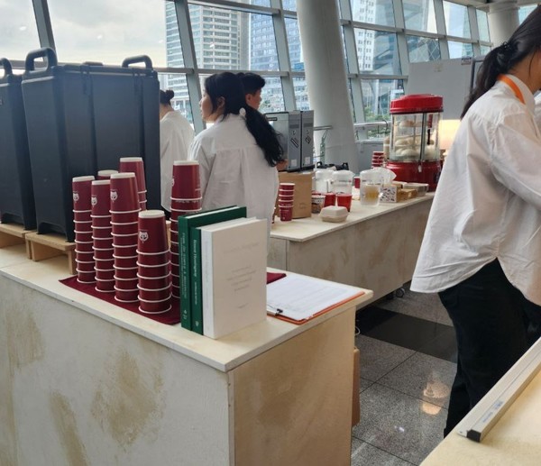 INC-5 회의장 안에서 운영되는 카페테리아 식기가 플라스틱이 코팅된 일회용으로 제공되고 있다. /사진제공=플뿔리연대