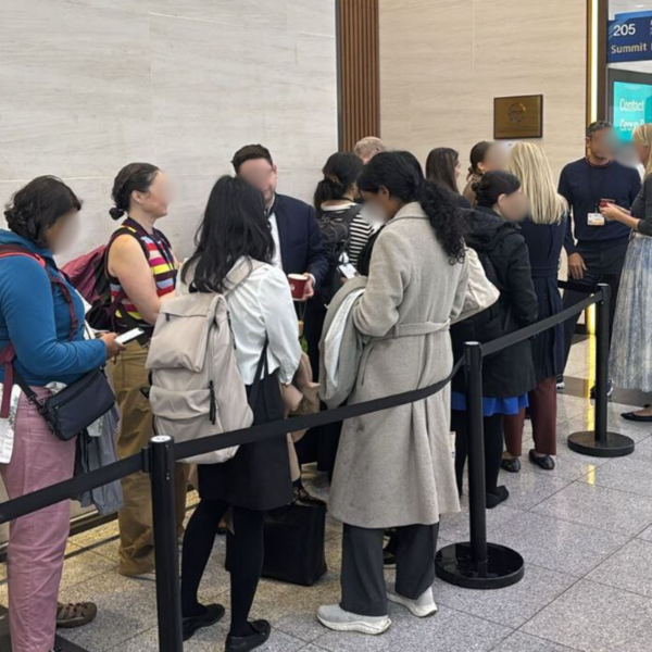 INC-5에 참여한 시민사회(옵저버)가 회의장에 들어가지 못해 줄을 서서 기다리고 있다. /사진제공=플뿌리연대