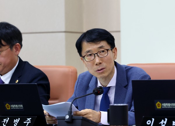 전병주 서울시의회 교육위원회 부위원이 서울시 교육위원회 행정사무감사에서 올해  학교 내 가스열펌프(GHP) 저감장치 부착대상 중 11%만 설치됐다고 지적했다. /사진제공=서울시의회 