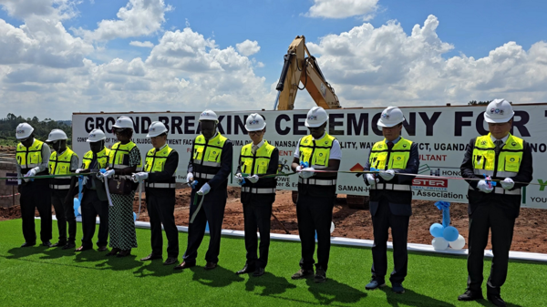 26일(현지시간) 우간다 부수쿠마에서 열린 ‘우간다 분뇨자원화시설 설치사업 착공식’에서 한국환경공단 윤영봉 실장(왼쪽 5번째), 우간다 알프레드 오콧 오키디 사무차관(왼쪽 6번째), 박성수 우간다 대사(왼쪽 7번째)가 테이프 커팅식을 하고 있다. /사진=한국환경공단