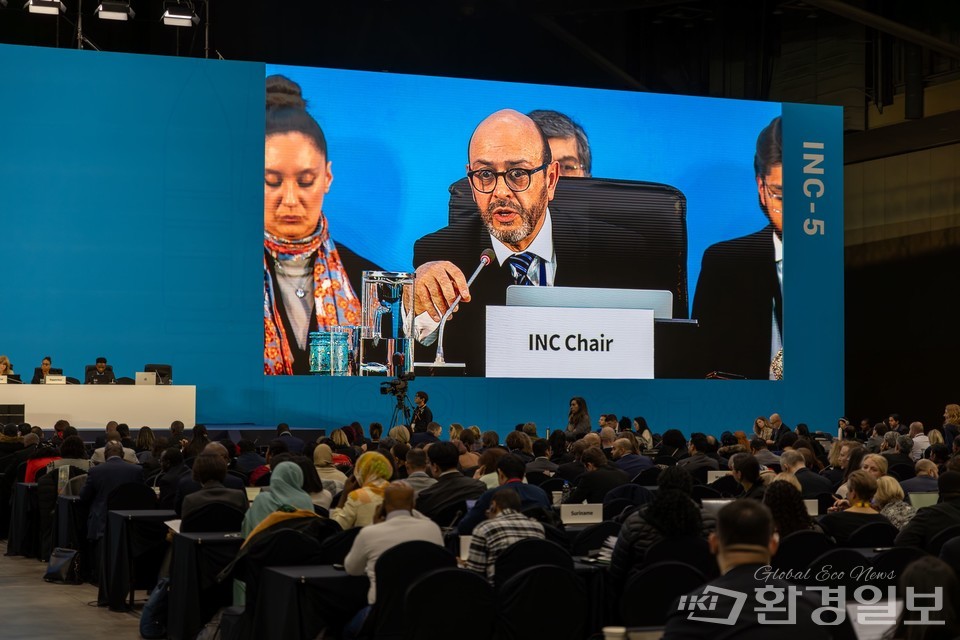 INC-5 회의에서 루이스 바야스 발비디에소 INC 의장이(주영국 에콰도르대사) 발언하고 있다. /사진제공=WWF