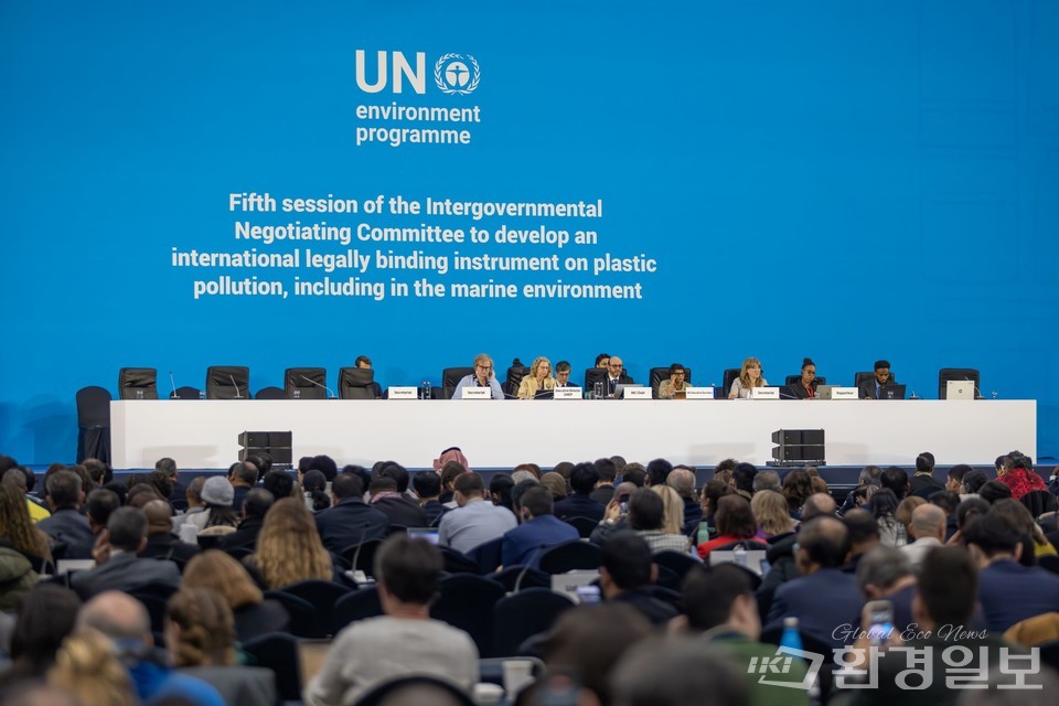 부산에서 진행 중인 유엔 플라스틱 협약 제5차 정부간협상위원회(INC)는 개막 2일차인 26일 그룹별 협의를 이어갔다. /사진제공=WWF