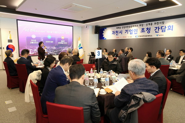 미래 계획 등과 관련해 설명하고 있는 신계용 과천시장 /사진제공=과천시