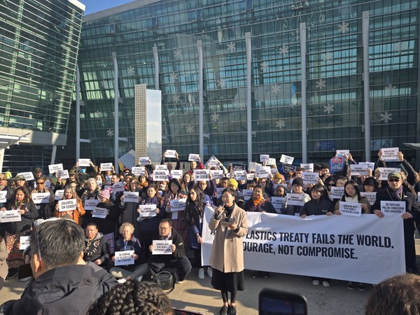 협상 5일 차를 맞아 11월29일 오전 9시 30분 벡스코 INC-5 행사장 입구에서 약 200여 명이 모인 가운데 국제 환경 NGO 공동 주최로 공동 기자회견이 진행, 공동 성명서를 발표했다. /사진=장가을 기자  