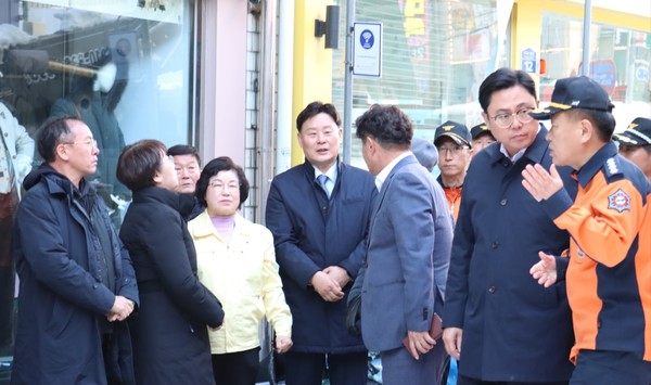 더민주당, 의왕시 도깨비시장 붕괴 현장 방문 /사진제공=경기도의회